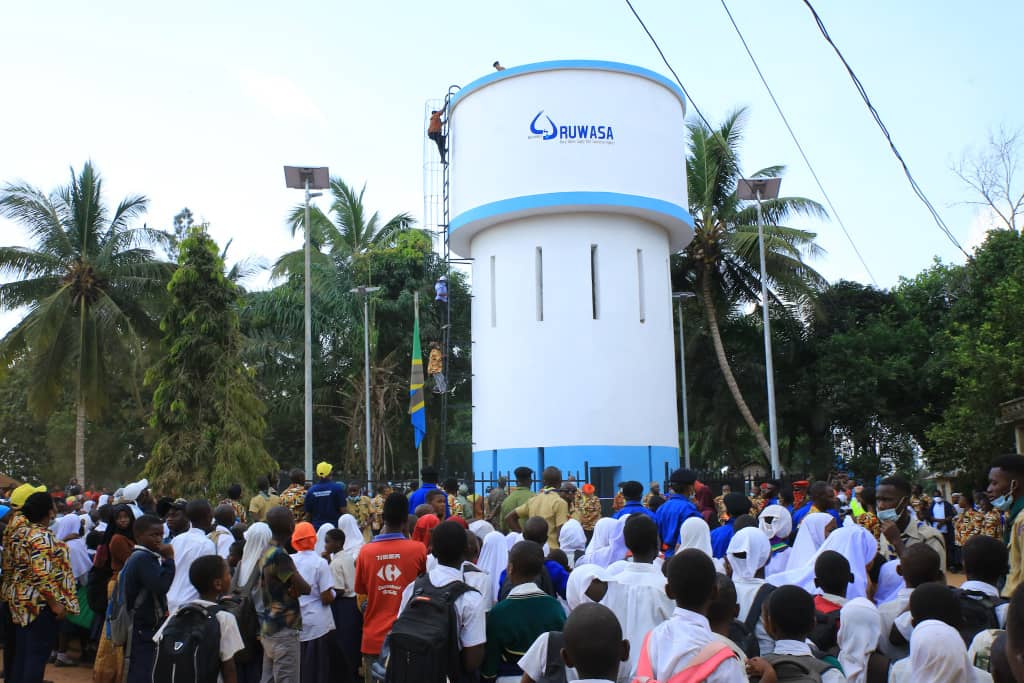 Mwenge wazindua tangi la maji - Mwambaya - Mkuranga